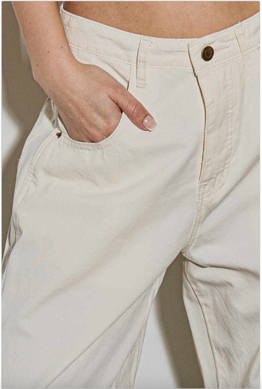 Close-up of Off-Duty Barrel Pant waistband and front pockets in ecru 100% cotton.